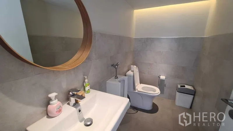 บ้าน ให้เช่าในWatthana, Bangkok - ห้องน้ำแขกพร้อมอ่างล้างหน้า กระจกกลม และโถสุขภัณฑ์