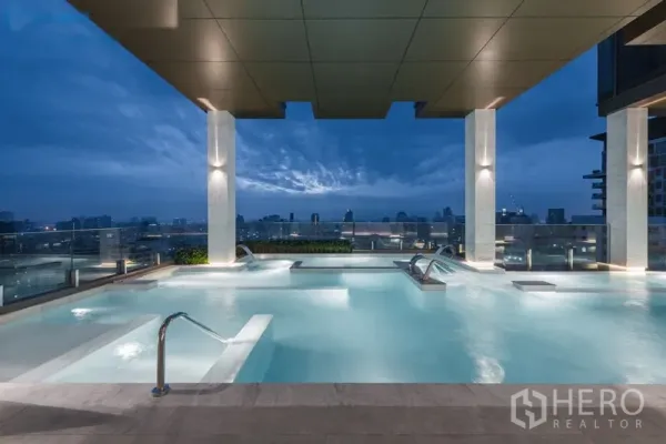 คอนโด ขายในWatthana, Bangkok - สระว่ายน้ำดาดฟ้าวิวเมืองยามเย็น พร้อมชานพักมีหลังคา