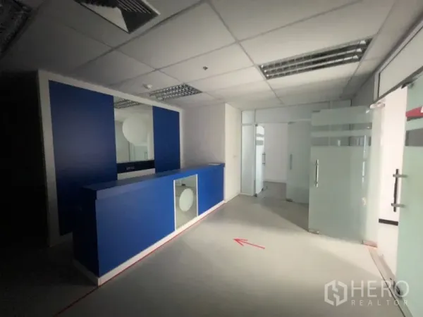 办公空间 出租 - 前台区域面向磨砂玻璃隔断与走廊。