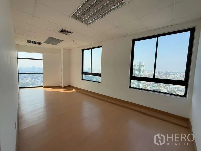 办公空间 出租在Chatuchak, Bangkok - 带多扇窗户的独立办公室，拥有全景城市视野。