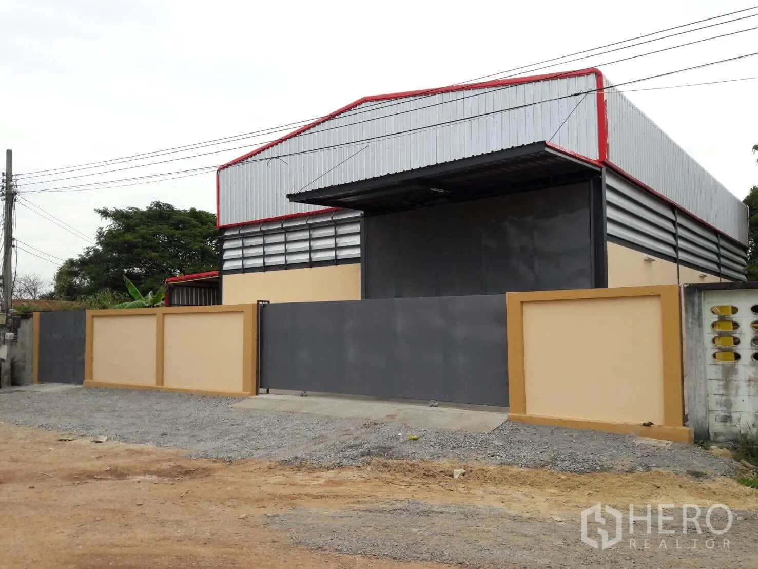 คลังสินค้า ให้เช่าหรือขายในKhlong Toei, Bangkok - โกดังโครงเหล็กพร้อมรั้วประตู ทางเข้าลูกรัง หลังคาทรงจั่วสูง ย่านคลองเตย