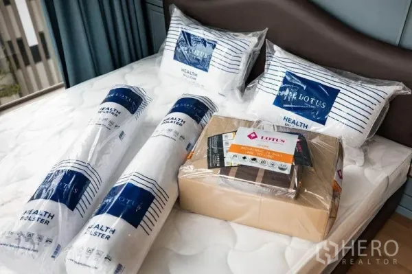 คอนโด ให้เช่าหรือขายในWatthana, Bangkok - ชุดเครื่องนอนและหมอนใหม่วางบนที่นอน