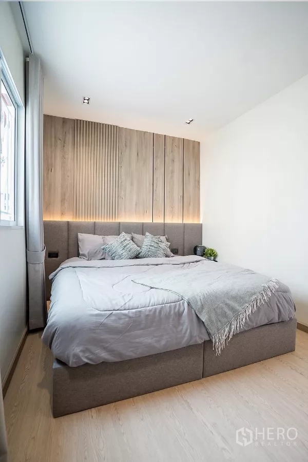 บ้าน ให้เช่าในHuai Khwang, Bangkok - มุมห้องนอนมาสเตอร์ มีหน้าต่าง ผ้าม่าน และโต๊ะข้าง