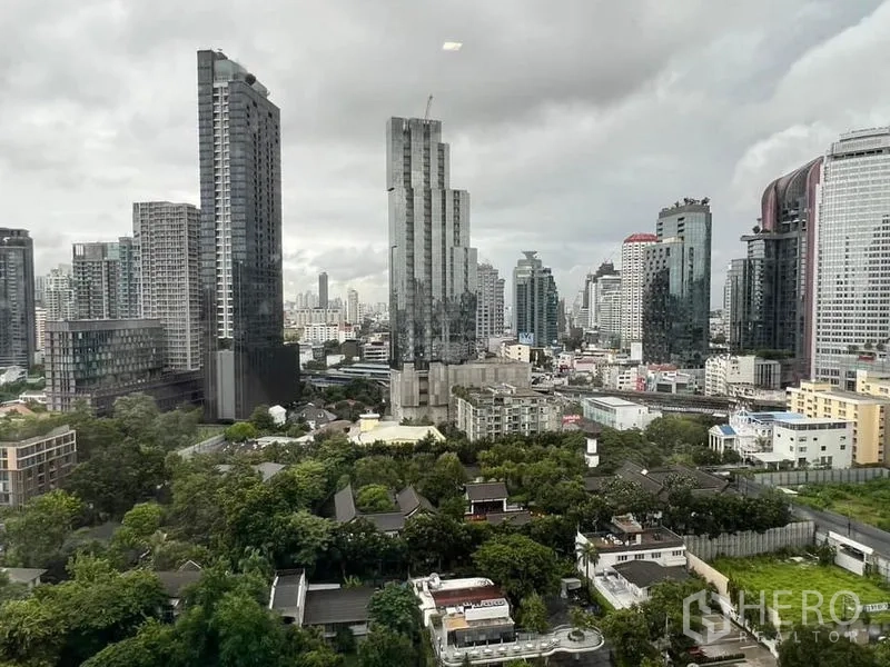 คอนโด ให้เช่า - วิวสกายไลน์ชั้นสูง เห็นตึกสูงและพื้นที่สีเขียวย่านใกล้ BTS ทองหล่อ