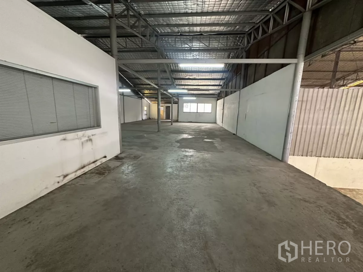 Warehouse for rent in Suan Luang, Bangkok - Internal corridor with windows and partitions linking warehouse zones.