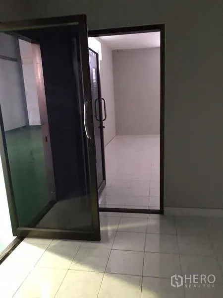 โรงงาน ให้เช่าในBang Phli, Samut Prakan - ประตูกระจกเชื่อมต่อโซนออฟฟิศกับพื้นที่ผลิต