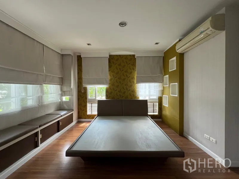 บ้าน ให้เช่าในBang Kapi, Bangkok - มุมหัวเตียงห้องนอนใหญ่ ม่านพับและเครื่องปรับอากาศ