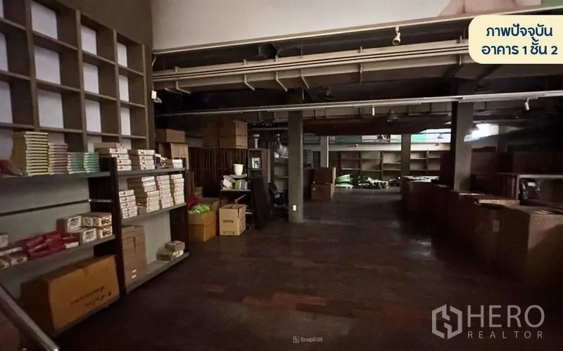 零售空间 出租在Wang Thonglang, Bangkok - 宽敞后勤/仓储区，带货架、纸箱与深色木地板。