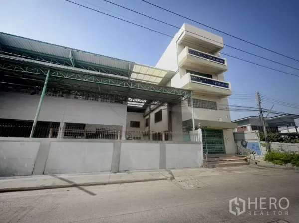 คลังสินค้า ให้เช่าหรือขายในThanyaburi, Pathum Thani - มุมมองด้านหน้าคลังสินค้า มีกำแพงรั้ว ประตูเหล็ก และหลังคาลานโหลด พร้อมอาคารสำนักงานติดกัน