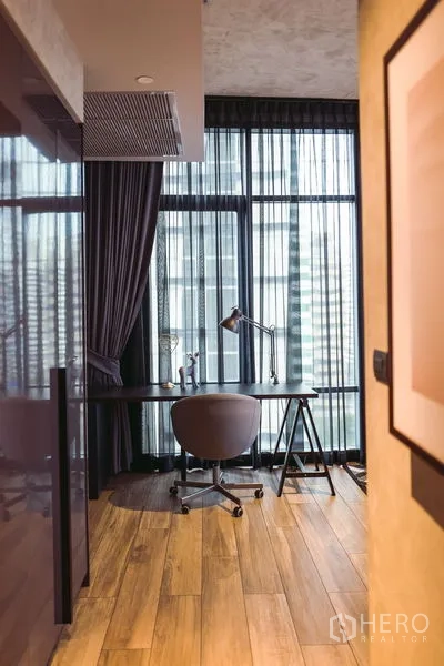 คอนโด ให้เช่าหรือขายในWatthana, Bangkok - มุมทำงานริมหน้าต่างกระจกสูงจรดเพดานพร้อมผ้าม่านทึบ