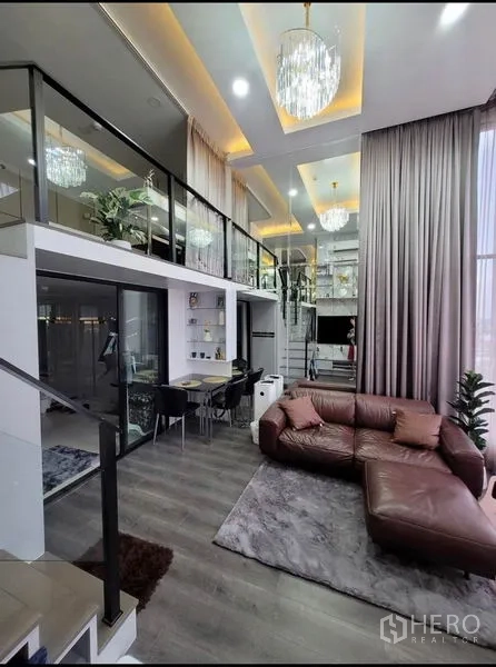 คอนโด ให้เช่าในChatuchak, Bangkok - คอนโดสไตล์ลอฟท์ ภายในโปร่งโล่ง มีชั้นลอย ห้องนั่งเล่น ห้องทานอาหาร และเพดานสูงพร้อมโคมระย้า