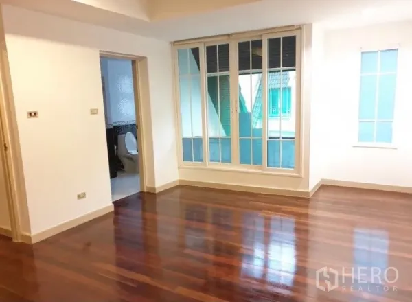 ทาวน์เฮาส์ ให้เช่าหรือขายในChatuchak, Bangkok - ห้องกว้างพื้นไม้เงางาม หน้าต่างบานใหญ่ และประตูเชื่อมเข้าห้องน้ำในตัว.