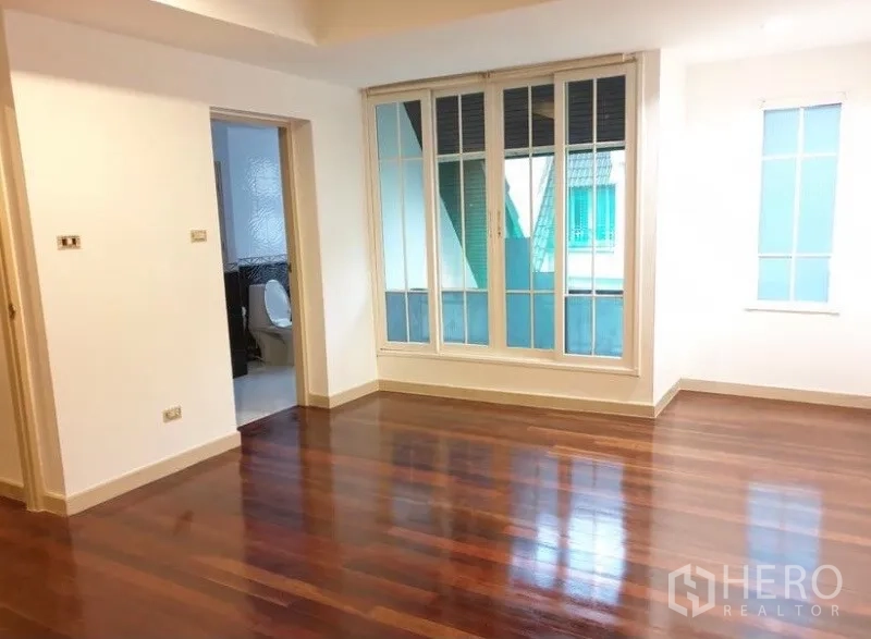 ทาวน์เฮาส์ ให้เช่าหรือขายในChatuchak, Bangkok - ห้องกว้างพื้นไม้เงางาม หน้าต่างบานใหญ่ และประตูเชื่อมเข้าห้องน้ำในตัว.