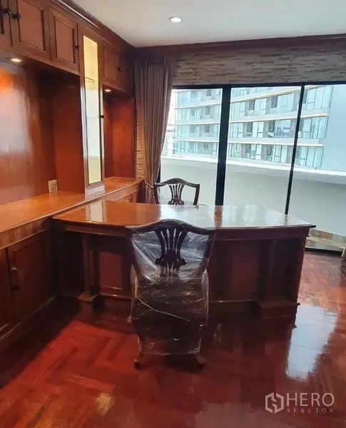 คอนโด ให้เช่าในKhlong Toei, Bangkok - ห้องทำงานกรุไม้ บิลท์อินครบ โต๊ะทำงาน และประตูกระจกออกสู่ระเบียง