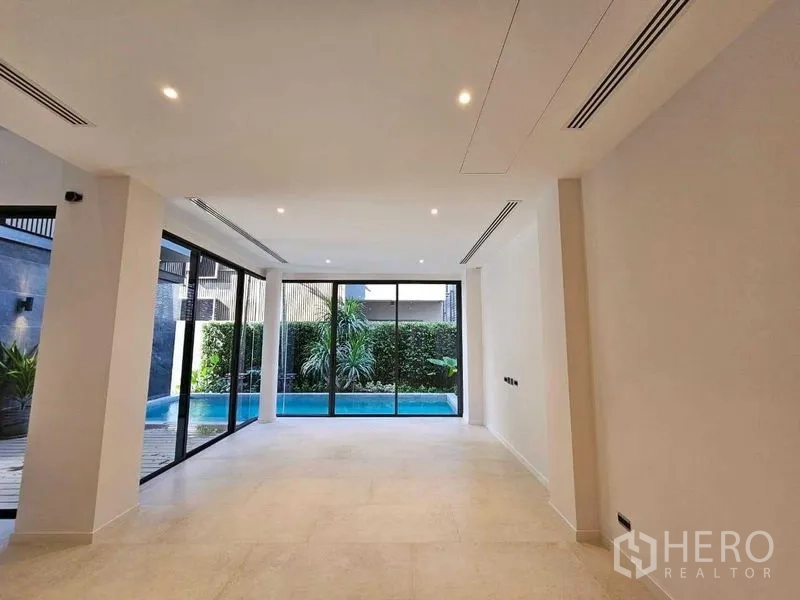 บ้าน ให้เช่าในWang Thonglang, Bangkok - พื้นที่โล่งกว้าง ไฟดาวน์ไลท์ และกระจกเต็มบานเชื่อมสระ