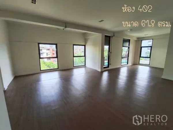 办公空间 出租在Phaya Thai, Bangkok - 开放式办公室，木地板与大窗，眺望社区绿意景观。
