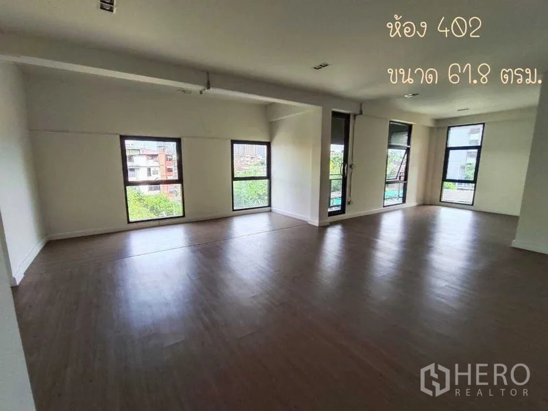 办公空间 出租在Phaya Thai, Bangkok - 开放式办公室，木地板与大窗，眺望社区绿意景观。
