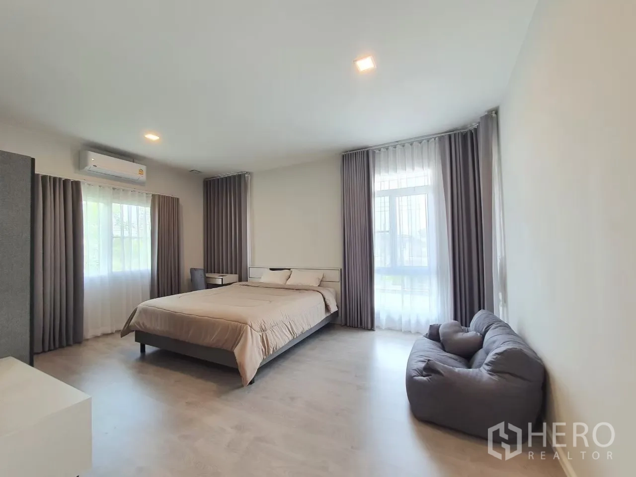 บ้าน ให้เช่าในPrawet, Bangkok - ห้องนอนรองขนาดใหญ่พร้อมหน้าต่างสองด้านและมุมพักผ่อน.