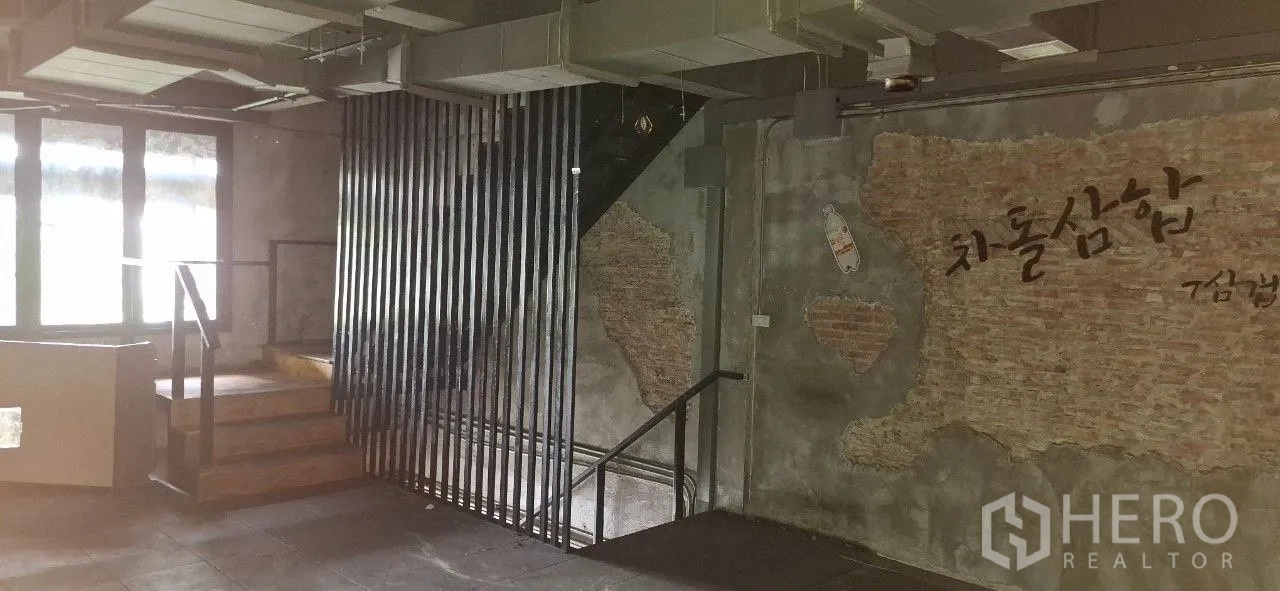 店屋 出租或出售在Watthana, Bangkok - 楼上空间配楼梯、外露空调风管与带砖纹理的特色墙面。