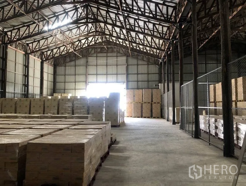 คลังสินค้า ให้เช่าในPak Kret, Nonthaburi - โถงกลางสว่างภายในโกดัง ประตูทางเข้าขนาดใหญ่ รองรับรถบรรทุก