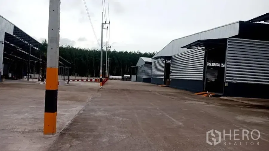 คลังสินค้า ให้เช่าในPluak Daeng, Rayong - แถวโกดังโครงเหล็กพร้อมช่องโหลดสินค้า ถนนภายในกว้าง