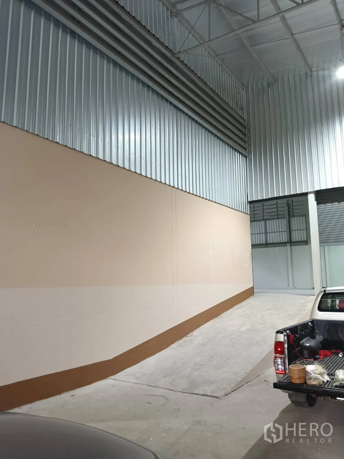 คลังสินค้า ให้เช่าในKhlong Sam Wa, Bangkok - ทางลาดคอนกรีตภายในเชื่อมสู่ช่องโหลดสินค้า เหมาะกับรถกระบะและรถเข็น