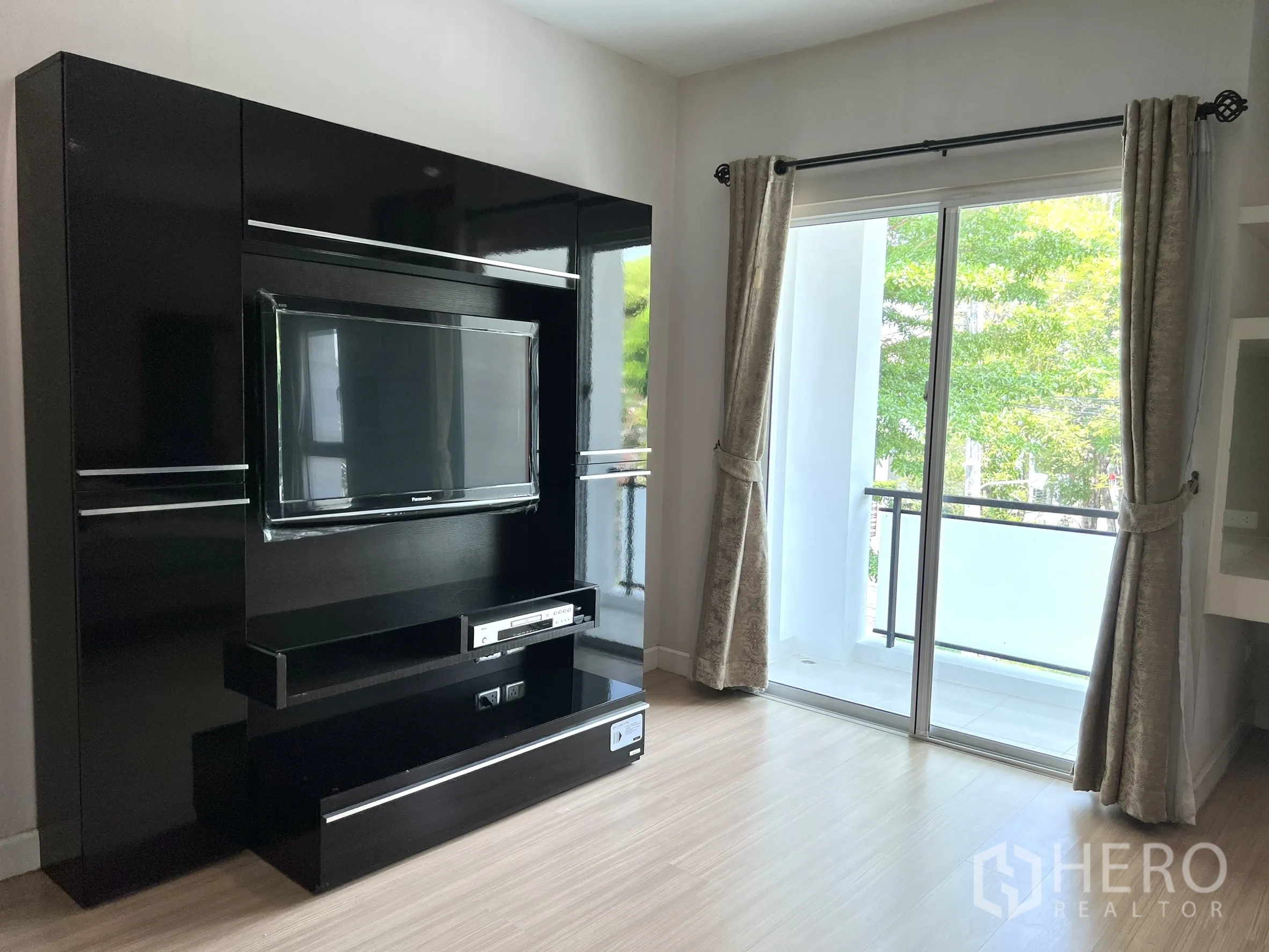 บ้าน ให้เช่าหรือขายในSaphan Sung, Bangkok - ห้องนอนติดระเบียง ผนังทีวีกึ่งเงาสีดำและผ้าม่าน