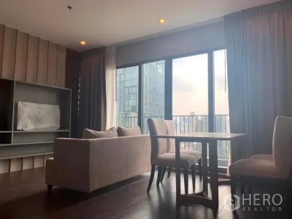 คอนโด ให้เช่าในWatthana, Bangkok - ห้องนั่งเล่นและรับประทานอาหารโปร่งสบาย โซฟา โต๊ะ และหน้าต่างเต็มผนังมองวิวเมืองเอกมัย.