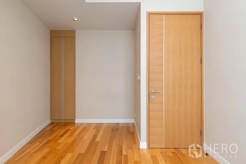 คอนโด ให้เช่าในKhlong Toei, Bangkok - โถงทางเดินมินิมอล พื้นไม้ ตู้บิลท์อิน และประตูภายใน