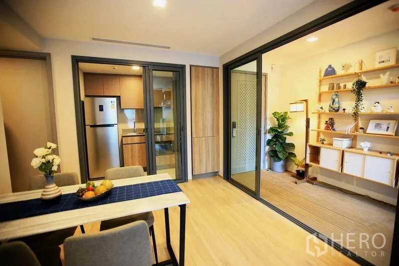 คอนโด ให้เช่าหรือขายในWatthana, Bangkok - พื้นที่ทานข้าวเชื่อมครัวปิดด้วยประตูกระจกบานเลื่อนและตู้เก็บของ