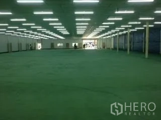 Warehouse for rent in Nakhon Ratchasima - Expansive warehouse hall with columns, uniform ceiling lights and a clear open floor.