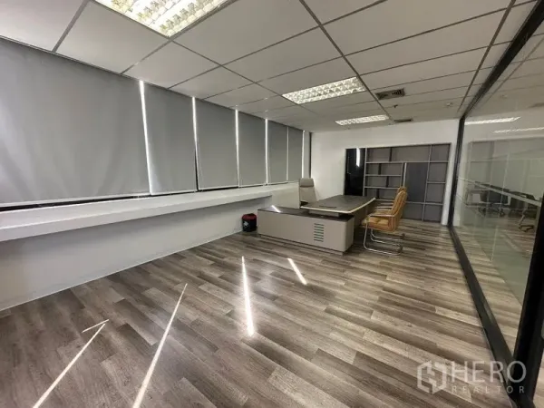 办公空间 出租或出售在Din Daeng, Bangkok - 高管独立办公室，配置大办公桌、卷帘、木纹地板与玻璃隔断。