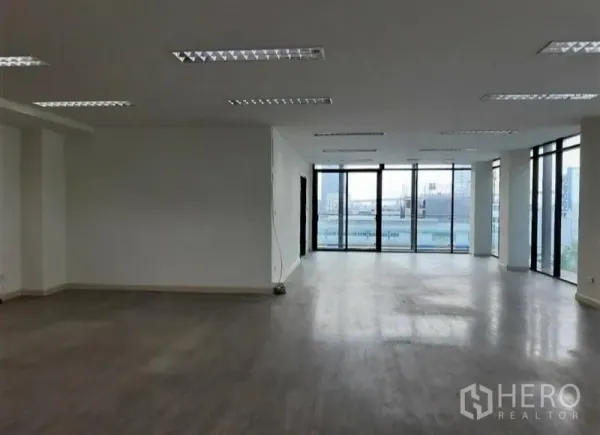 สำนักงาน ให้เช่าในBang Kho Laem, Bangkok - พื้นที่ออฟฟิศโล่งกว้าง ไฟหลอดยาว และกระจกล้อมรอบ