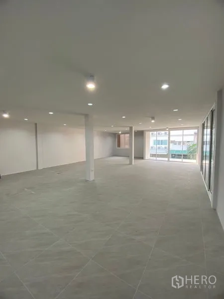 สำนักงานที่บ้าน ให้เช่าหรือขายในSuan Luang, Bangkok - ชั้นทำงานขนาดใหญ่ยืดหยุ่น มีไฟ LED เสารับน้ำหนัก และหน้าต่างกว้าง