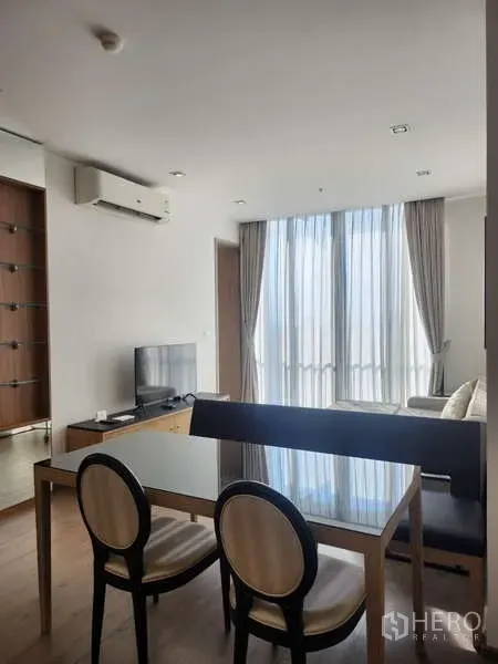 คอนโด ให้เช่าในKhlong Toei, Bangkok - พื้นที่รับประทานอาหารโต๊ะกระจกสองที่นั่ง เชื่อมต่อกับห้องนั่งเล่นและทีวี