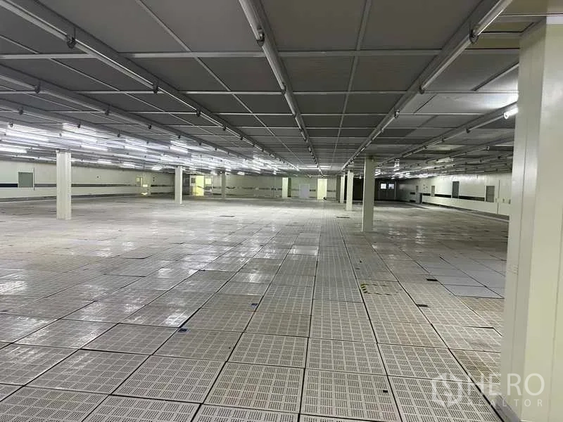 โรงงาน ให้เช่าหรือขายในThanyaburi, Pathum Thani - โซนผลิตแบบคลีนรูมสว่างไสว เพดานแขวนแบบตะแกรง และพื้นยก