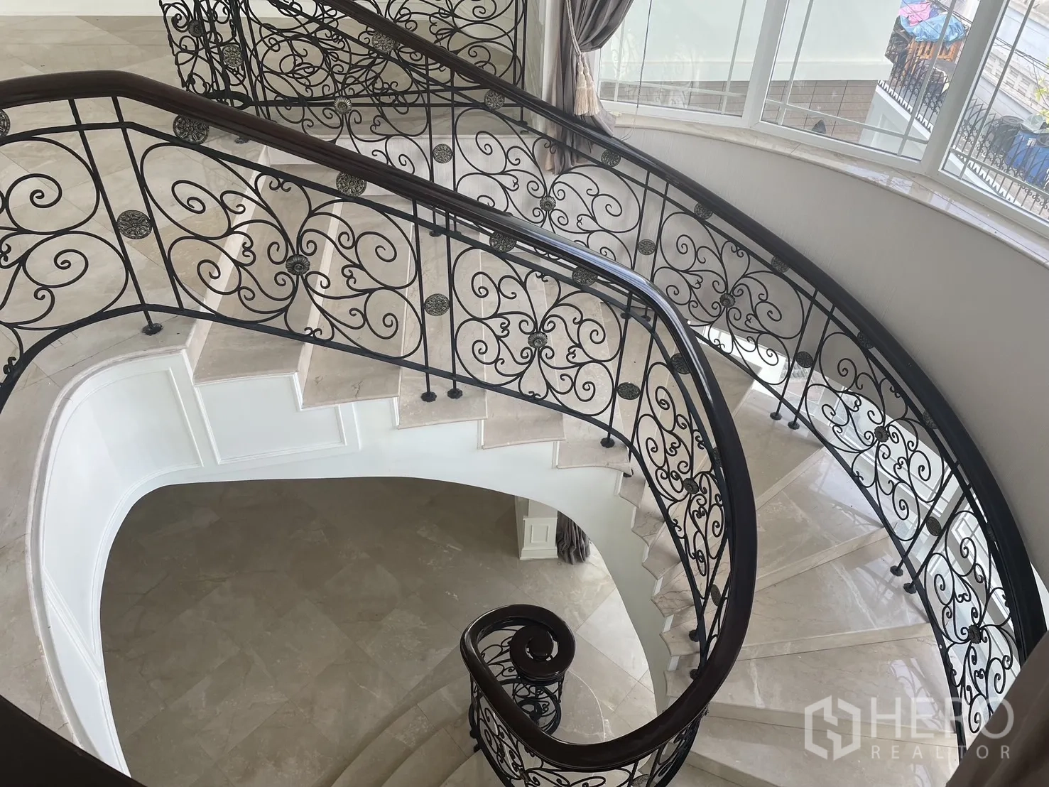 独立式住宅 出租在Chatuchak, Bangkok - 大理石盘旋楼梯，锻铁栏杆，俯视视角
