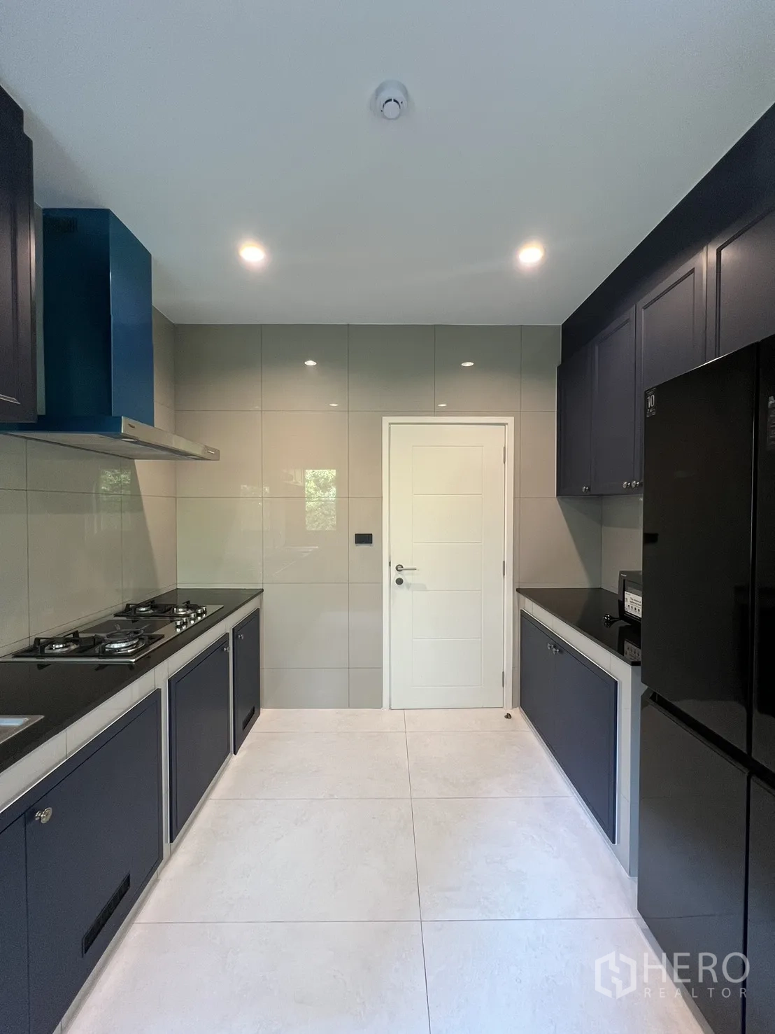 บ้านเดี่ยว for rent in Bang Phli, Samut Prakan - ครัวปิดพร้อมเตาแก๊ส ตู้สีเข้ม และประตูสีขาว