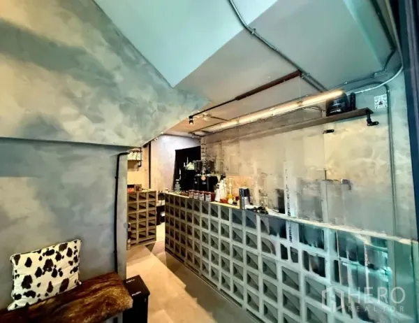 พื้นที่ขายปลีก ให้เช่าในKhlong Toei, Bangkok - เคาน์เตอร์ร้านสไตล์ลอฟท์บล็อกคอนกรีต พร้อมเครื่องชงกาแฟและท่อเดินลอยภายในร้านขนาดกะทัดรัด