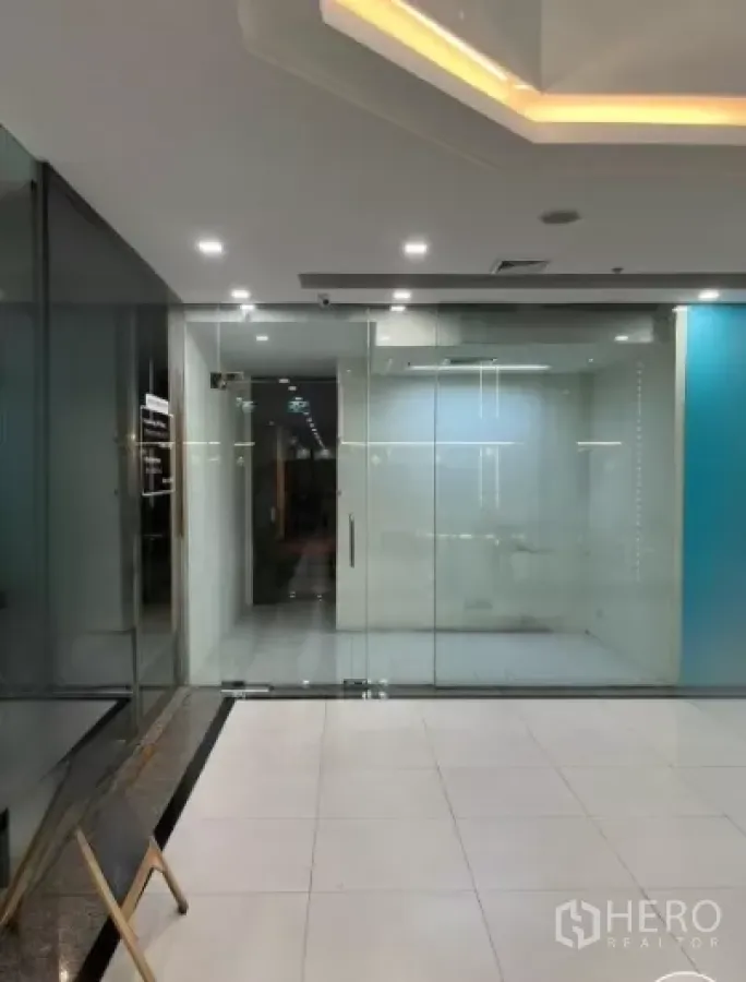 สำนักงาน ให้เช่า - ทางเข้าออฟฟิศกั้นกระจก พื้นกระเบื้อง ไฟฝังฝ้าให้แสงสว่าง