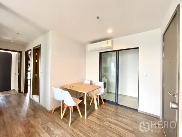 Condominium for rent in Chatuchak, Bangkok - Cozy dining corner for four beside sliding glass door to utility area and hallway to bedrooms.