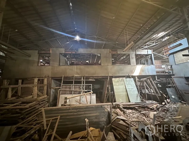 คลังสินค้า ให้เช่าในWatthana, Bangkok - โถงหลักมีชั้นลอยและโครงหลังคาทรัสภายในโกดัง