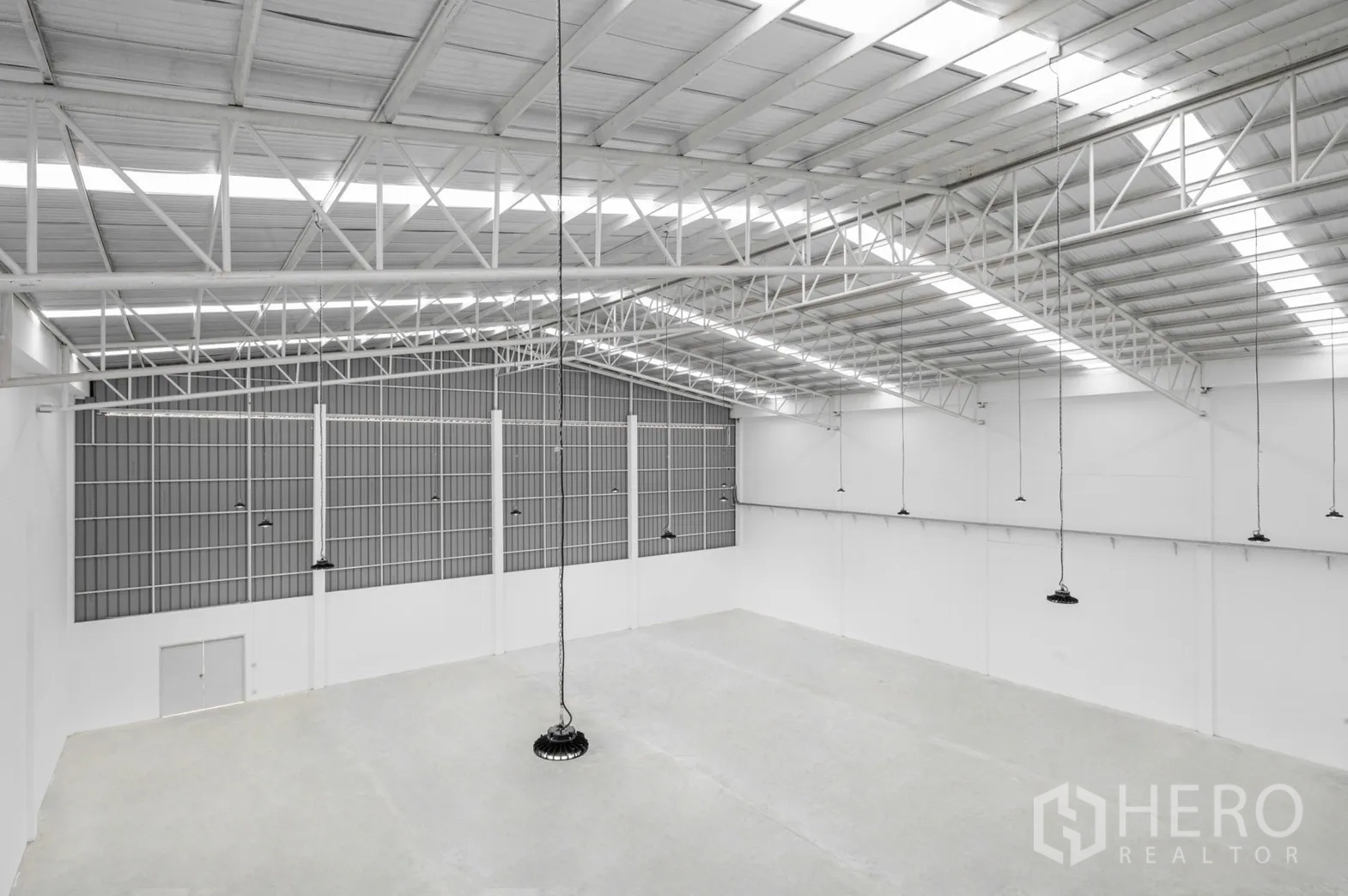 Factory for rent in Pathum Thani - Elevated view across the factory hall highlighting the clear 8‑meter height.