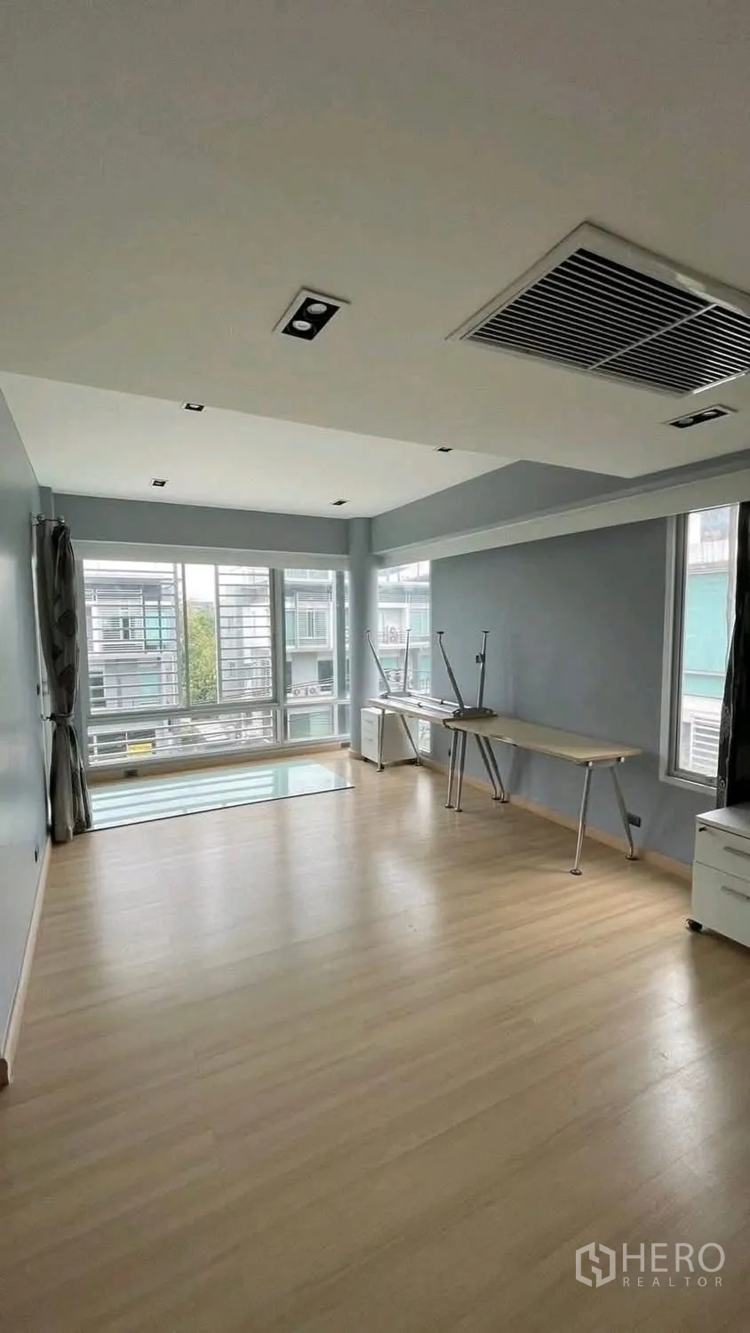 家庭办公室 for rent or sale in Wang Thonglang, Bangkok - 宽敞工作间，浅木地、靠墙书桌与大窗。