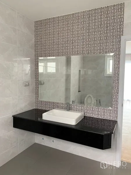 ทาวน์เฮาส์ ให้เช่าในBang Na, Bangkok - เคาน์เตอร์อ่างล้างหน้า พร้อมกระจกบานใหญ่และผนังลายโมเสก