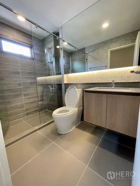 บ้าน ให้เช่าในBang Kapi, Bangkok - ห้องน้ำโมเดิร์น ฝักบัวกระจก กระเบื้องสีเทา และกระจกเต็มผนัง