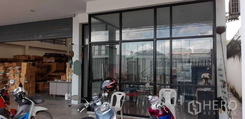 คลังสินค้า ขายในBang Kapi, Bangkok - ออฟฟิศด้านหน้ากระจกเต็มบานและที่จอดมอเตอร์ไซค์
