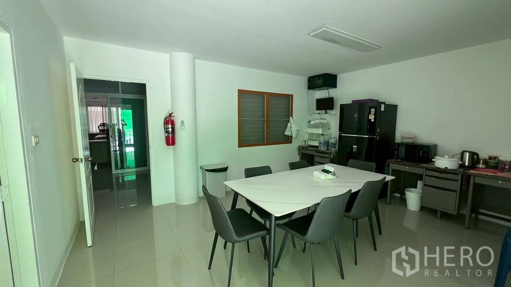 家庭办公室 for rent in Wang Thonglang, Bangkok - 休息室设餐桌、冰箱与小电器。