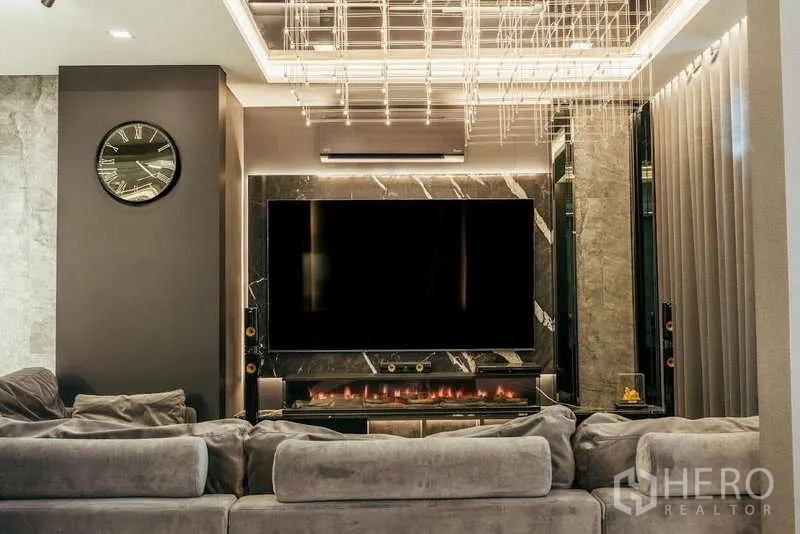 บ้าน ขายในSai Mai, Bangkok - ห้องนั่งเล่นหรู ผนังทีวีหินอ่อนจอใหญ่ พร้อมเตาผิงไฟเส้น