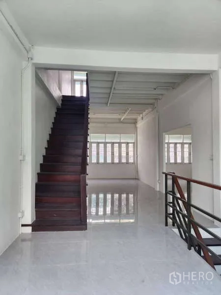 店屋 出租在Khlong Toei, Bangkok - 木楼梯通往上层，室内粉刷一新。